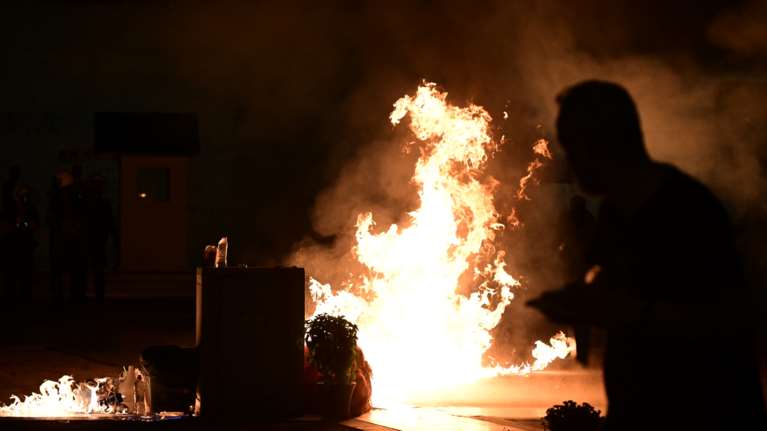 Σύνταγμα: Μολότοφ και επεισόδια μετά τη συγκέντρωση για τα Τέμπη [εικόνες]
