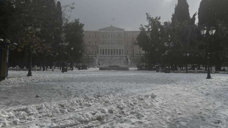 Αθήνα: Η επόμενη μέρα από το πέρασμα της &quot;Ελπίδας&quot; - Στα λευκά η πλατεία Συντάγματος [εικόνες]