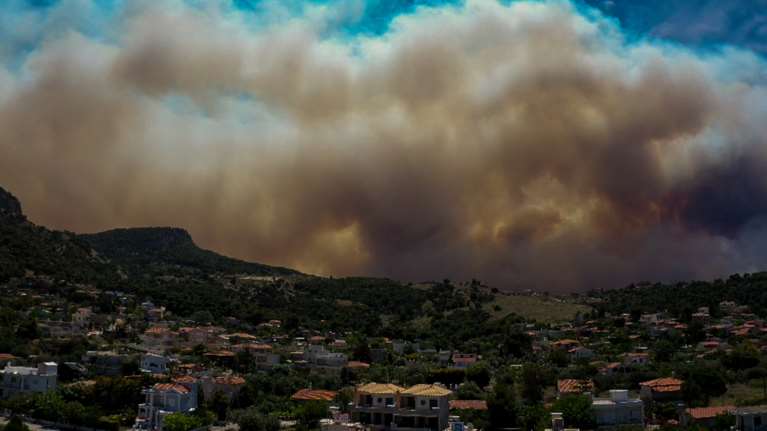Φωτιά στον Σχίνο: Νέο μήνυμα από το 112 - Εκκενώθηκε και το Αλεποχώρι - Η πυρκαγιά πλησιάζει το χωριό