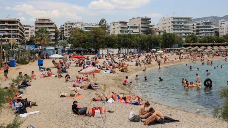 Οι Αθηναίοι αψήφησαν τον καιρό και γέμισαν τις παραλίες - Κοσμοσυρροή σε Φλοίσβο και Άλιμο [εικόνες]