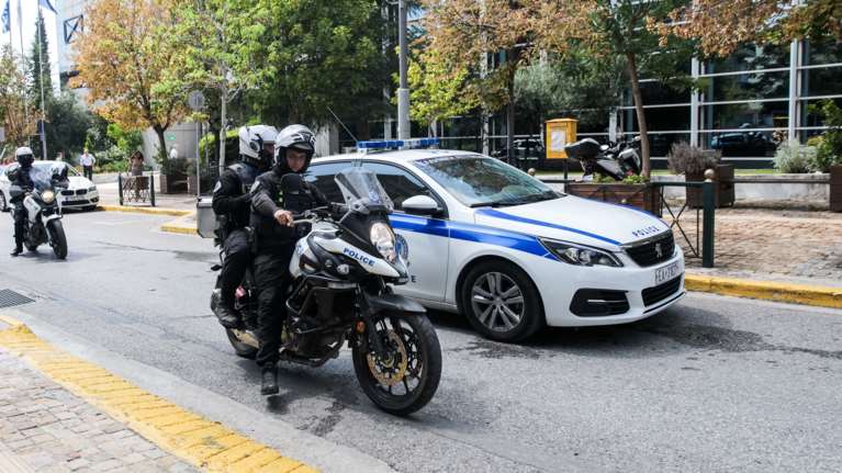 Απάτη σε βάρος της μητέρας γνωστού στελέχους της ΝΔ: &quot;Λογιστής&quot; προσπάθησε να της αρπάξει τα κοσμήματα