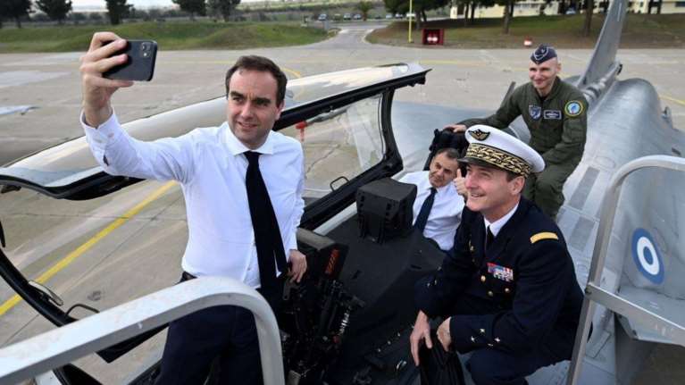 Η selfie του Γάλλου υπουργού Άμυνας με τον Παναγιωτόπουλο μέσα σε ελληνικό Rafale