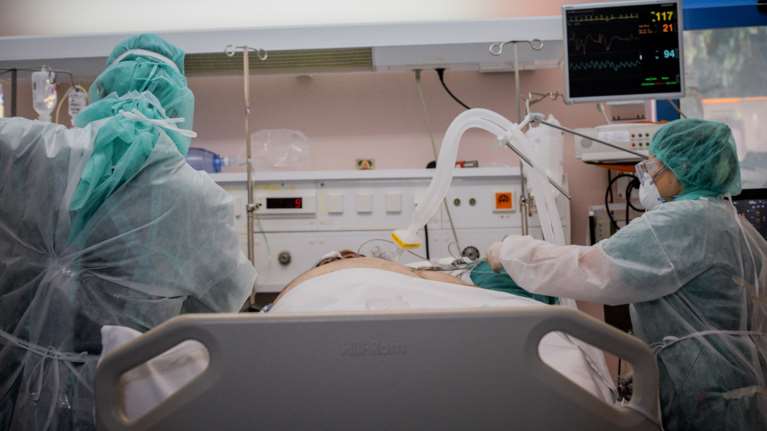 Αγωνία για τον υποδιοικητή του Θριασίου: "Η ζωή του κρέμεται σε μια κλωστή" - Τι τον έστειλε στη ΜΕΘ μετά το εμβόλιο [βίντεο]