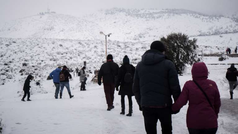 Meteo: Η "Μήδεια" φέρνει χιόνια στα βόρεια προάστια της Αθήνας - Κλειστή η Πάρνηθος [Χάρτες]