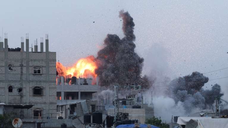 Ξανάρχισαν οι βομβαρδισμοί και οι αεροπορικές επιδρομές σε όλη τη Λωρίδα της Γάζας