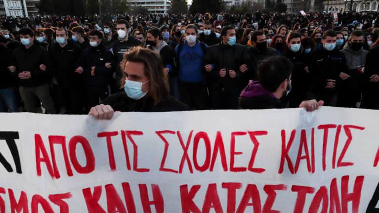 Κλειστοί δρόμοι στο κέντρο της Αθήνας - Συγκέντρωση στο Σύνταγμα [εικόνες]