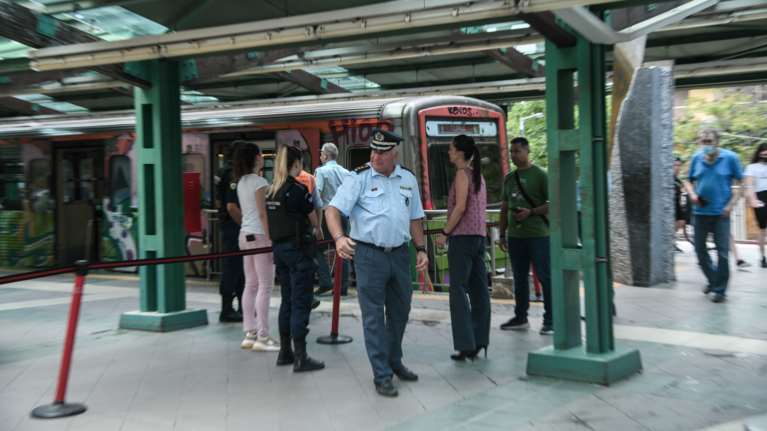 Γυναίκα καταγγέλλει επίθεση με πέτρες σε συρμό του Ηλεκτρικού - &quot;Αρχισα να αιμορραγώ στο κεφάλι&quot;