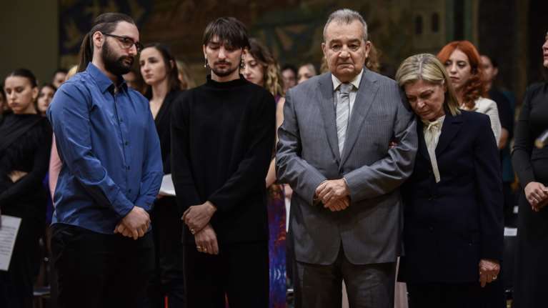 Συγκίνηση στο ΑΠΘ: Έδωσαν τιμητικά το πτυχίο της Αρχιτεκτονικής στις αδικοχαμένες φοιτήτριες των Τεμπών [εικόνες - βίντεο]