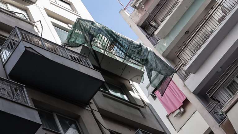 Τύλιξαν με ύφασμα το μπαλκόνι στη Συγγρού, δήθεν για προστασία- Κάνει και &quot;χιούμορ&quot; ο ξενοδόχος για το αξιοθέατο