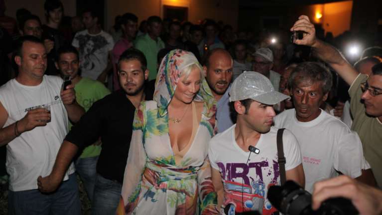 Δίκη Φουρθιώτη: Η Τζούλια Αλεξανδράτου τον κατηγορεί πως έκλεψε 200.000 ευρώ από το χρηματοκιβώτιό της