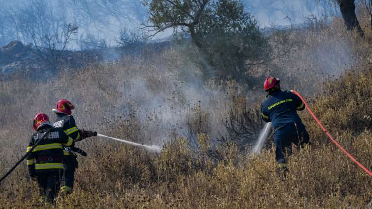 Ξέσπασε μεγάλη φωτιά στο Ηράκλειο - Άνδρας έκαιγε κλαδιά με ισχυρούς ανέμους