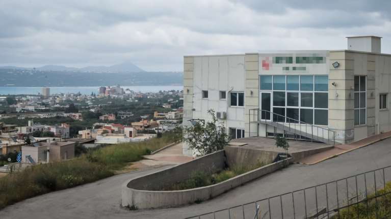 Γηροκομείο στα Χανιά: Θα ζητήσει εκταφή του αδερφού του - Έρευνα για άλλους δέκα θανάτους [βίντεο]