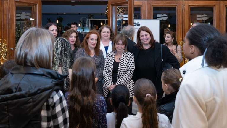 Με κορίτσια από το Χατζηκυριάκειο ίδρυμα πέρασε την γιορτή της η Πρόεδρος της Δημοκρατίας - Τα προσκάλεσε στο θέατρο [εικόνες]