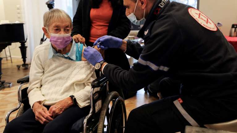 Κορονοϊός: ΕΜΑ και ECDC ζητούν τα εμβόλια για την Ομικρον να γίνουν πρώτα σε ηλικιωμένους, ασθενείς και έγκυες