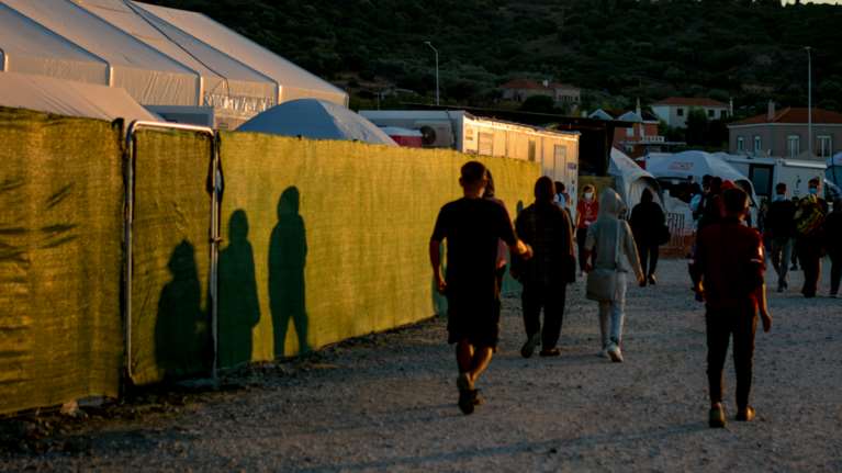 Τρόμος στο hot spot Θερμοπυλών: Έσπαγε με τσεκούρι ό,τι έβρισκε μπροστά του, απειλώντας θεούς και δαίμονες