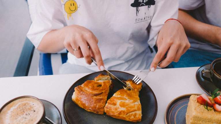 Αλμυρό κέικ με φέτα και πιπεριές - Πανεύκολη συνταγή, έτοιμη στο λεπτό