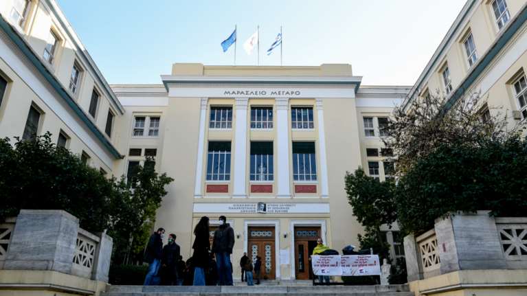 Ποινές &quot;χάδια&quot; για την διαπόμπευση του πρύτανη της ΑΣΟΕΕ: Ατιμώρητοι οι πέντε, στα μαλακά τρεις ακόμα κατηγορούμενοι