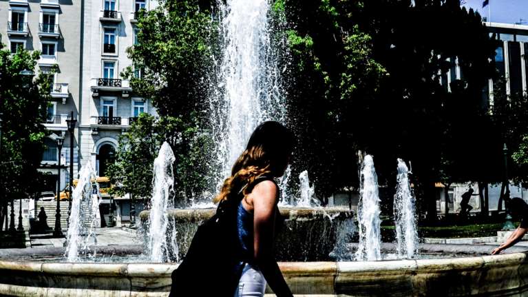 Καύσωνας: Οδηγίες προστασίας για ευάλωτες ομάδες - Τι πρέπει να κάνετε και τι όχι αν έχετε βρέφη και ηλικιωμένους