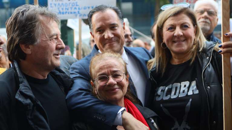 Άδωνις Γεωργιάδης: Κατέβηκε από το γραφείο του να συναντήσει διαδηλωτές - &quot;Το Υπουργείο αυτό ανήκει στους εργαζομένους&quot;