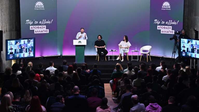 Η συζήτηση Ανδρουλάκη με νέους: Ποιος μπορεί να ζήσει με αξιοπρέπεια με αυτούς τους μισθούς;