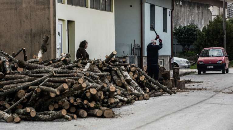 Χειμώνιασε στη Δράμα - Άναψαν τζάκια, σόμπες και καλοριφέρ στο Νευροκόπι