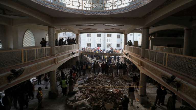 Επίθεση καμικάζι σε τέμενος του Πακιστάν: Τουλάχιστον 61 νεκροί - Έρευνες στα συντρίμμια για εγκλωβισμένους [εικόνες]