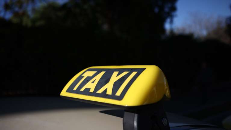 Υποχρεωμένα πλέον τα ταξί να έχουν ειδική σήμανση για πληρωμές με κάρτα - Τι θα γράφει