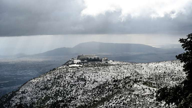 Καιρός: Χιονίζει στην Πάρνηθα - Διακόπηκε η κυκλοφορία από το ύψος του καζίνο