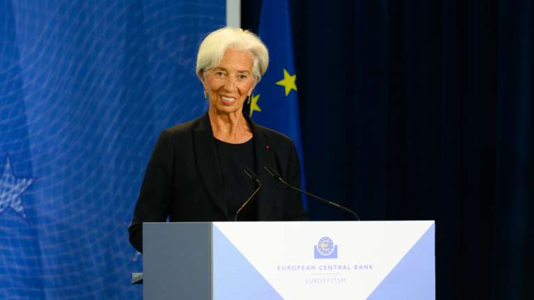 Μικρότερη ύφεση στην ευρωζώνη για φέτος &quot;βλέπει&quot; η Λαγκάρντ - Ανάκαμψη της οικονομικής δραστηριότητας