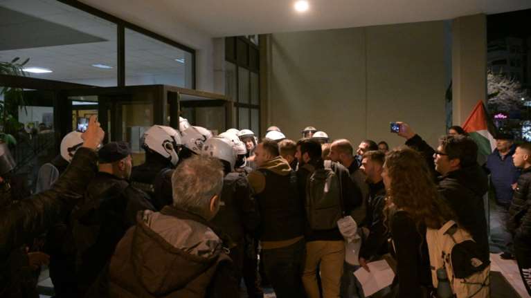 Λάρισα: Σοβαρά επεισόδια στο Δημοτικό Ωδείο στη συναυλία της στρατιωτικής ακαδημίας των ΗΠΑ- Χημικά και μάχες σώμα με σώμα