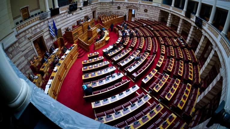 Ανέβηκαν οι τόνοι στη Βουλή - Κόντρα κυβέρνησης-αντιπολίτευσης για τα αίτια της τραγωδίας στα Τέμπη