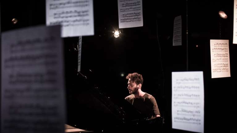 The Lodger του Άλφρεντ Χίτσκοκ με τον Στάθη Άννινο - Το αριστούργημα του μεγάλου σκηνοθέτη προβάλλεται στον Κήπο του Μεγάρου