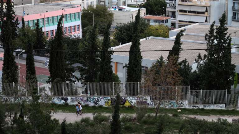 Αγωνία στην Πετρούπολη: 15χρονη έπεσε στον γκρεμό από ύψος 14 μέτρων - Νοσηλεύεται σε σοβαρή κατάσταση
