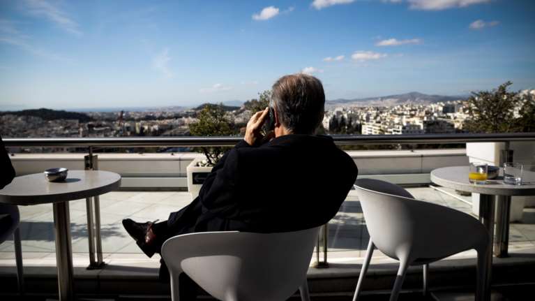 Απάτη με τις κάρτες των κινητών: Έκλεψαν 42.000 ευρώ με τη μέθοδο sim swap