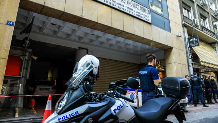 Δραπέτης... για κλάματα: Το εσκασε στις 8 παρά από το τμήμα Ομονοίας - Συνελήφθη στις 8.15