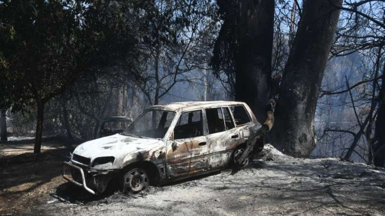 Φωτιά στην Πάτρα: Ζημιές σε σπίτια, κάηκαν αυτοκίνητα στο Γηροκομειό [εικόνες - βίντεο]