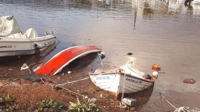 Πλημμύρισε η Λέσβος: Διακοπές ρεύματος, βούλιαξαν βάρκες - Προβλήματα στον Μανταμάδο [εικόνες]