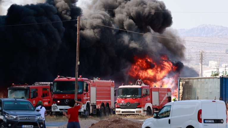 Υπό μερικό έλεγχο η φωτιά στον Ασπρόπυργο: Καίγεται μάντρα αυτοκινήτων