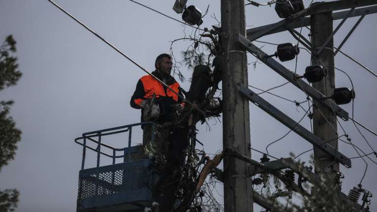 ΔΕΔΔΗΕ: Ποιες περιοχές παραμένουν χωρίς ρεύμα - Νέα ανακοίνωση