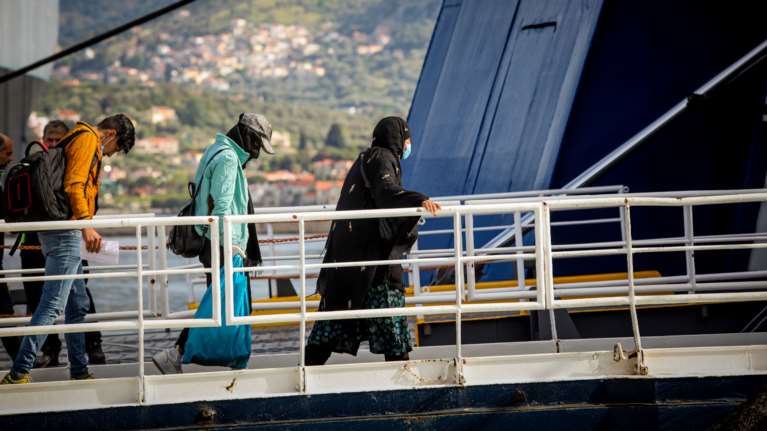 Πάνω από 1.800 πρόσφυγες έφτασαν στην ηπειρωτική Ελλάδα από τη Λέσβο μέσα σε 20 μέρες
