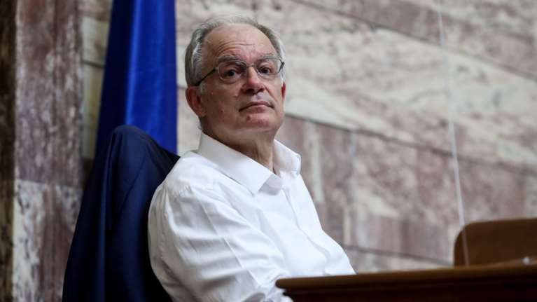 Παρακολουθήσεις: Ο Τασούλας ζήτησε από τους βουλευτές να μην έχουν κινητά στην Επιτροπή Θεσμών και Διαφάνειας