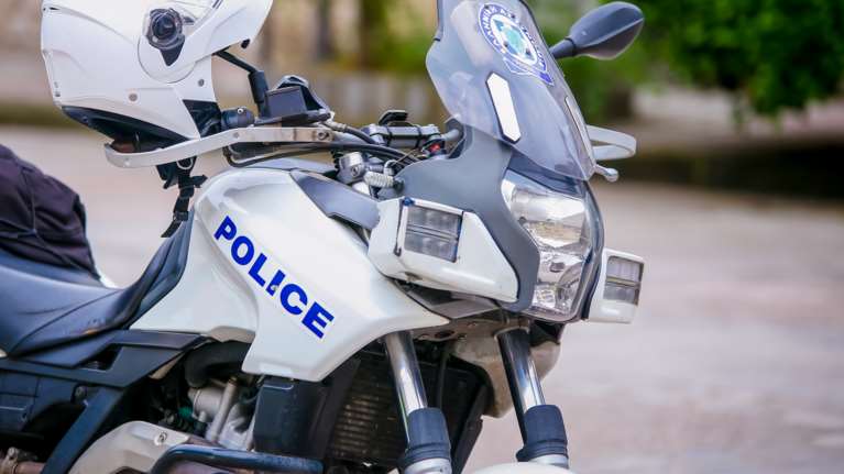 Ρέθυμνο: Ομοφοβική επίθεση με σιδερογροθιές, γιατί κυκλοφορούσαν χέρι-χέρι