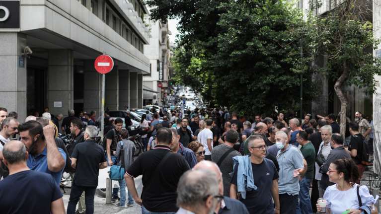 Συγκέντρωση εργαζομένων στα ΜΜΜ έξω από το υπουργείο Οικονομικών - Κλειστή η οδός Νίκης [εικόνες]
