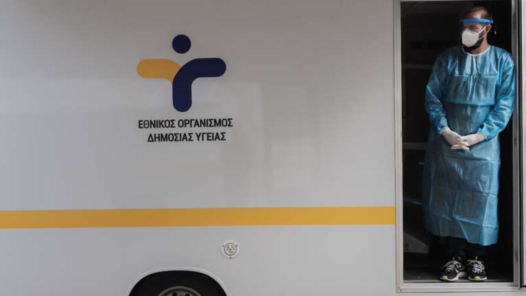 Κορονοϊός: Μείωση θετικότητας, αλλά 27 θάνατοι και 24 διασωληνωμένοι