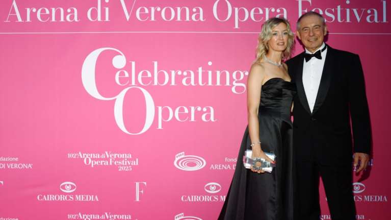 Οργή στην Ιταλία: Σύζυγος υπουργού αγνόησε την ουρά στο αεροδρόμιο και προσπέρασε τους πάντες [βίντεο]