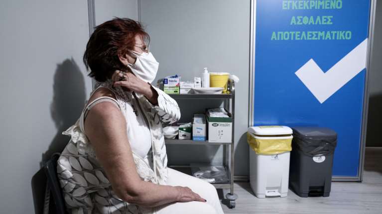 Θάνατος 63χρονης: &quot;Σε συγγενή μου θα έλεγα να μην εμβολιαστεί με AstraZeneca&quot; - Τι λέει ο ιατροδικαστής της οικογένειας