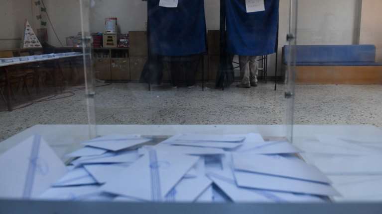 Δημοσκόπηση MRB: Οι 7 στους 10 δεν θέλουν και τρίτη θητεία κυβέρνησης της ΝΔ - &quot;Κόμμα Καρυστιανού&quot; πάνω από Τσίπρα, Σαμαρά