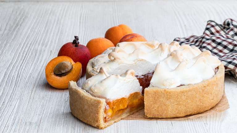 Συνταγή για δροσερή πάβλοβα: Με βερίκοκα και φυστίκια Αιγίνης, λιώνει στο στόμα