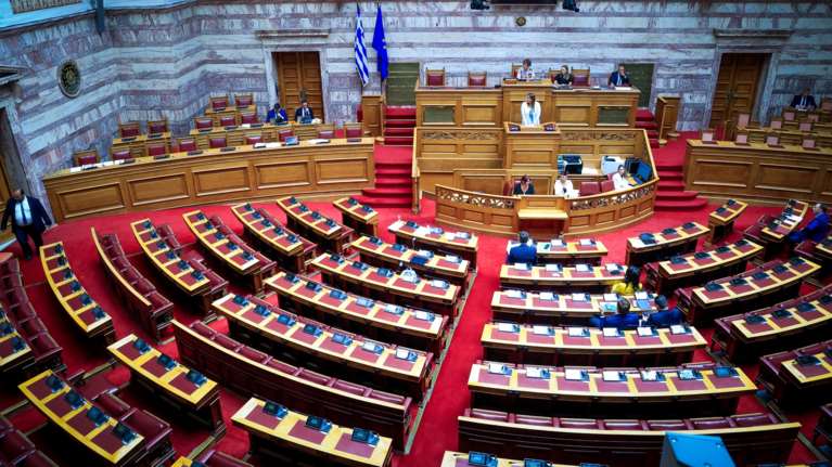 Η Βουλή συζητούσε νομοσχέδιο για την ασφάλεια των σιδηροδρόμων και στην αίθουσα ήταν 3 από τους 155 βουλευτές της ΝΔ