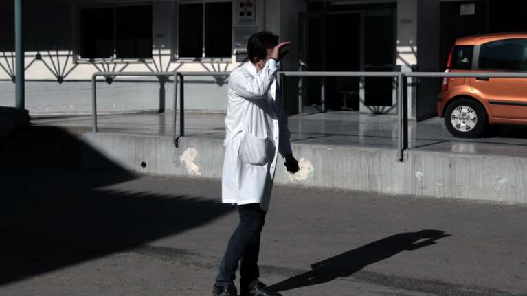 Παγώνη: &quot;Είναι λίγες οι 5 ημέρες καραντίνας για τους υγειονομικούς που νοσούν&quot; [Βίντεο]